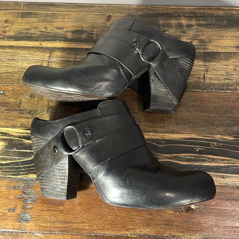 Kork-Ease clogs with wooden heel black size 11/43
Size 11 size 43 one tack gone - Picture 16 of 17